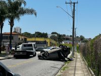 carro-colide-com-outro-veiculo-e-capota-no-bairro-vila-jaboticabeira-em-taubate