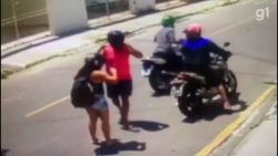 video:-criminosos-armados-rendem-casal-e-roubam-moto-em-pindamonhangaba,-sp