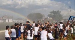 bombeiros-fazem-‘chuva’-de-agua-para-refrescar-criancas-em-dia-quente-no-interior-de-sp