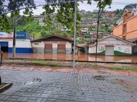 chuva-forte-alaga-ruas,-derruba-arvore-e-causa-deslizamentos-de-terra-em-campos-do-jordao,-sp