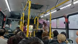 cobrador-precisa-abrir-guarda-chuva-para-se-proteger-de-goteiras-dentro-de-onibus-em-sao-jose-dos-campos,-sp