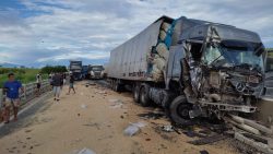 acidente-entre-tres-carretas-causa-interdicao-parcial-na-dutra-no-trecho-de-cachoeira-paulista,-sp