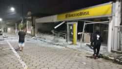 criminosos-explodem-agencias-bancarias-em-paraibuna,-sp