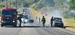 bombeiros-combatem-incendio-em-carro-na-via-cambui-em-sao-jose-dos-campos