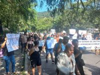 moradores-da-vila-sahy,-em-sao-sebastiao,-fazem-protesto-contra-demolicao-de-casas