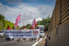 trabalhadores-da-avibras-bloqueiam-tamoios-durante-em-protesto-em-sao-jose-dos-campos,-sp