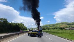 incendio-em-caminhao-interdita-a-dutra-em-roseira,-sp