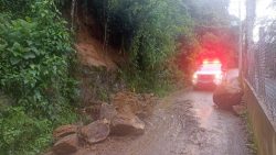 chuva-provoca-queda-de-rochas-em-estrada-no-itagua-em-ubatuba,-sp