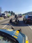 pneu-de-moto-estoura-e-derruba-motociclista-e-passageira-na-dutra-em-sao-jose;-lentidao-passa-de-10-km