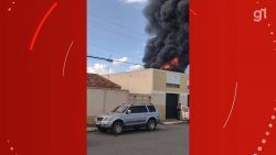 incendio-atinge-galpao-de-reciclaveis-e-mobiliza-corpo-de-bombeiros-em-lorena,-sp