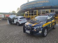 apos-perseguicao-na-dutra,-prf-apreende-mais-de-30-kg-de-cocaina-em-carro-furtado