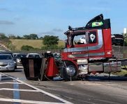 acidente-com-caminhao-provoca-congestionamento-na-dutra-em-sao-jose-dos-campos,-sp