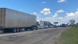 engavetamento-gera-lentidao-de-7-km-no-entroncamento-da-dutra-em-taubate,-sp