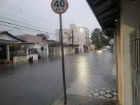 video-mostra-homem-usando-colchao-inflavel-e-‘remo’-para-passar-em-avenida-alagada-em-cacapava;-assista