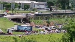 video:-carga-de-cerveja-e-refrigerante-e-saqueada-de-caminhao-em-jacarei,-sp