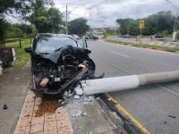 carro-derruba-poste-e-deixa-moradores-sem-energia-eletrica-em-pindamonhangaba