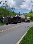 carreta-tomba-apos-motorista-perder-controle-da-direcao-em-curva-na-br-459-em-piquete