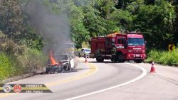 video:-carro-fica-destruido-apos-pegar-fogo-na-rio-santos,-em-sao-sebastiao