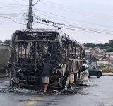 video-mostra-momento-em-que-onibus-e-invadido-e-incendiado-em-sao-jose-dos-campos,-sp