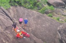 mulher-e-resgatada-apos-cair-de-pedra-em-praia-de-ubatuba,-sp