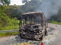 homem-furta-onibus,-foge-da-policia-e-perseguicao-termina-com-veiculo-incendiado-em-guara