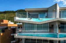 inspiracao-em-hotel-nas-bahamas-e-desafio-de-engenharia:-como-foi-projetado-apartamento-de-luxo-com-piscina-na-sacada-em-ubatuba