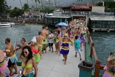 tradicional-‘banho-da-doroteia’-e-atracao-no-carnaval-em-ilhabela,-sp