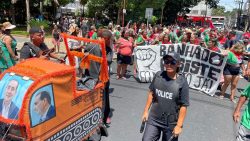 com-criticas-contra-plano-de-privatizacao-da-sabesp-e-desocupacao-do-banhado,-bloco-‘acorda-peao’-reune-folioes-em-desfile-em-sao-jose,-sp