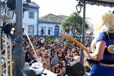 com-mistura-de-metal-e-samba,-‘carna-maiden’-atrai-milhares-de-roqueiros-para-curtir-carnaval-em-paraibuna,-sp