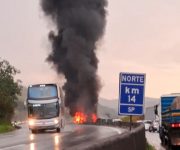 carreta-tomba,-pega-fogo-e-interdita-a-dutra-em-queluz,-sp