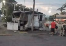 trailer-de-lanches-pega-fogo-e-fica-destruido-em-tremembe,-sp