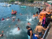 folioes-mergulham-fantasiados-no-tradicional-‘banho-da-doroteia’-em-ilhabela