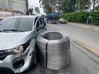 parte-da-carga-de-caminhao-cai-na-pista-e-atinge-carro-de-motorista-de-app-em-sao-jose-dos-campos