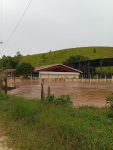 rio-transborda-e-causa-estragos-apos-chuva-forte-em-sao-luiz-do-paraitinga,-sp