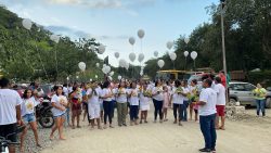 parentes-e-amigos-soltam-baloes-brancos-em-homenagem-as-vitimas-da-tragedia-em-sao-sebastiao,-sp