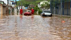 cerca-de-60-sao-resgatados-em-bote-apos-bairro-ficar-alagado-por-chuvas-em-guaratingueta,-sp