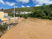 rio-transborda-e-agua-invade-cerca-de-40-casas-em-sao-luiz-do-paraitinga,-sp