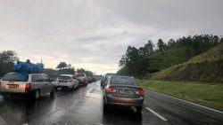 rodovia-dos-tamoios-e-bloqueada-por-alagamento-na-pista-em-paraibuna