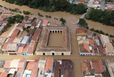 antes-e-depois:-imagens-mostram-como-ficou-rua-apos-rio-subir-mais-de-5-metros-em-sao-luiz-do-paraitinga