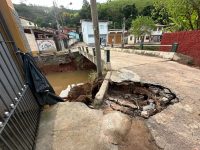 tres-familias-continuam-desalojadas-apos-chuvas-provocarem-estragos-em-paraibuna,-sp