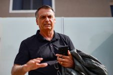 bolsonaro-chega-a-pf-para-depor-em-inquerito-que-apura-se-ex-presidente-importunou-baleia-no-litoral-de-sp