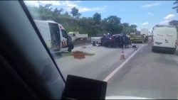 engavetamento-entre-dois-carros-e-caminhao-provoca-morte-na-dutra-em-pindamonhangaba,-sp