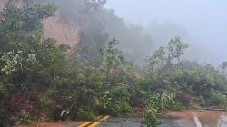 motoristas-ficam-isolados-por-mais-de-6h-apos-quedas-de-barreiras-no-trecho-de-serra-em-ubatuba,-sp