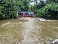 video:-forca-do-rio-leva-ponte-e-isola-ate-mil-moradores-apos-chuva-forte-em-ubatuba,-sp