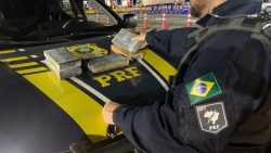 prf-apreende-mais-de-5-kg-de-cocaina-escondida-no-airbag-de-carro-na-dutra,-em-jacarei