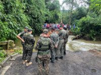 isolados-em-ubatuba:-exercito-chega-a-comunidade-que-teve-ponte-destruida-pela-chuva-para-construir-travessia-temporaria