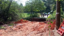 avenida-cede-durante-temporal-e-abre-cratera-em-santa-branca-(sp);-moradores-estao-isolados